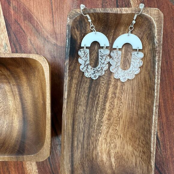 White Scalloped Dangle Earrings Acrylic Lace Engraved - Picture 1 of 3